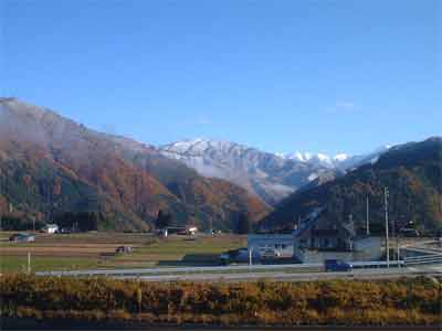 晩秋の飛騨高山上宝支所から望む