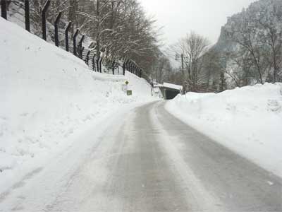  新穂高ロープウェイ付近の雪道